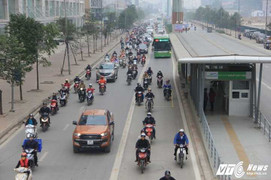 Hà Nội làm dải phân cách chống xe máy, ô tô 'cướp đường' xe buýt nhanh
