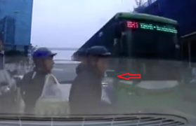 Tạt đầu xe buýt nhanh, hai người đàn ông suýt bị đâm văng xuống đường