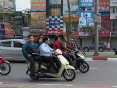 Người dân vô tư đầu trần, vượt đèn đỏ du xuân ngày đầu năm