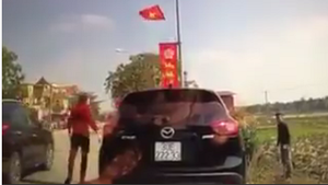 Clip: Tạt đầu ô tô, 2 thanh niên đi xe máy bị ép lao xuống ruộng