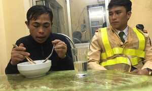 CSGT góp tiền giúp đỡ thợ hồ bị chủ lừa, ngất xỉu bên vệ đường