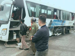 Container nổ lốp, tông vào ô tô chở công nhân trên cao tốc