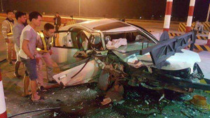 Xe con đâm trạm thu phí, 2 người bị thương nặng