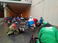 Hàng loạt xe máy ngã nháo nhào trong hầm chui Kim Liên