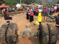 Ô tô tải mất lái đâm xe máy, 3 người chết thảm