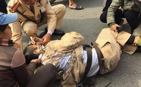 3 thanh niên đầu trần lái xe máy tông CSGT ngã xuống đường