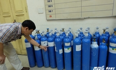 Cận cảnh kho bình khí cười trên phố cổ Hà Nội bị công an thu giữ