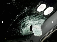 Cả gia đình đi ô tô bị ném đá vỡ kính trên cao tốc Hà Nội - Thái Nguyên