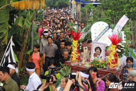 Dòng người tiễn biệt cháu bé chết ở Nhật Bản về với đất mẹ