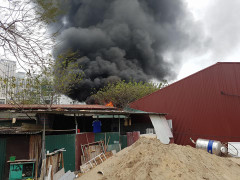 Gara ôtô bốc cháy ngùn ngụt trên phố Hà Nội