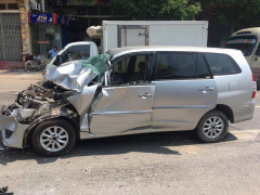 Xe biển xanh va chạm với xe tải, 2 người bị thương