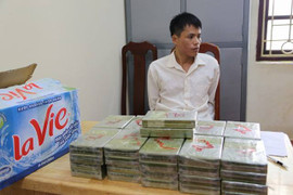 Tài xế giấu 42 bánh heroin dưới gầm ghế ô tô