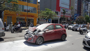 Xe hơi bốc cháy ngùn ngụt sau va chạm trên phố Hà Nội