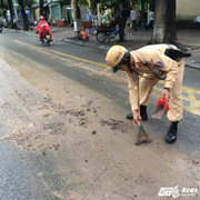 CSGT Hà Nội xúc bùn giữa đường, giúp dân tránh tai nạn giao thông