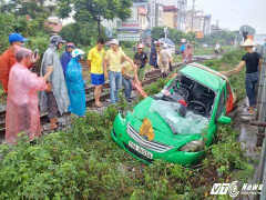 Tàu hỏa kéo lê taxi hơn 20m, nam tài xế nhập viện