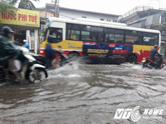 Hà Nội mưa trắng trời, hàng loạt tuyến phố chìm sâu trong biển nước