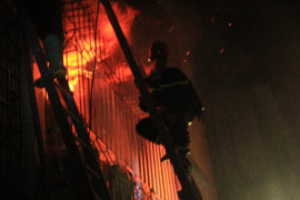 Nhà 4 tầng cháy ngùn ngụt trong đêm ở Hà Nội, 2 mẹ con chết thương tâm