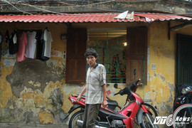 Đã sống cô độc, người đàn ông tâm thần còn bị hàng xóm vô đạo đức ném rác vào nhà