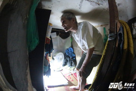 Cuộc sống của ông lão 70 tuổi trong căn nhà ngủ phải nằm nghiêng, đứng phải khom lưng giữa Thủ đô