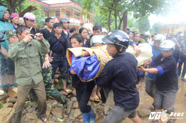 Dân Mù Cang Chải đội mưa đón thi thể bé trai bị lũ cuốn trôi đến Lai Châu