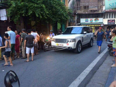 Chơi đùa trước cửa nhà, cháu bé 19 tháng tuổi bị ô tô tông chết