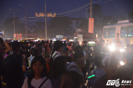 Ảnh: Biển người đổ về Thủ đô từ tờ mờ sáng sau kỳ nghỉ lễ 2/9