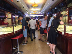 Giá vàng hôm nay 28/10 bất ngờ tăng vọt