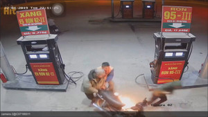 Nam thanh niên dùng bật lửa soi bình xăng có thể bị phạt 300.000 đồng