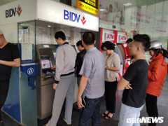Rút tiền ngày cận Tết: Khách hàng xếp hàng dài chờ đợi, nhiều điểm ATM liên tục bị lỗi