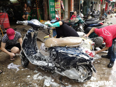 Cận Tết, người dân Thủ đô 'bấm bụng' bỏ 50.000 đồng rửa xe máy