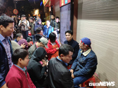 Bà bầu sắp 'vỡ chum' chờ từ 4 giờ sáng mua vàng ngày Thần Tài