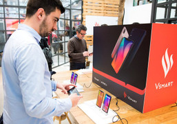VinSmart đã ra 'biển lớn' châu Âu, vậy bao giờ Bphone mới sang Dubai?