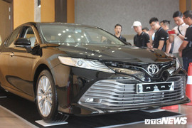 Chuyển sang nhập khẩu, Toyota Camry 2019 rẻ hơn 70 triệu đồng