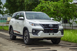 'Ông trùm' SUV cỡ lớn Toyota Fortuner bị đối thủ vượt mặt