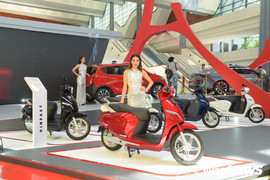 Ngắm nhan sắc dàn 'chân dài' tại Triển lãm AutoExpo 2019