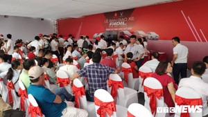 Hàng nghìn người đến mua VinFast Fadil trong ngày giao xe đầu tiên