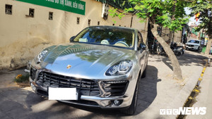 Porche Macan màu bạc 'long lanh' trên đường phố Hà Nội