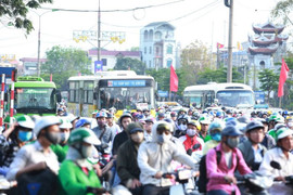 Ảnh: 'Biển người' đổ về trong ngày cuối đợt nghỉ lễ, cửa ngõ Thủ đô tắc cứng