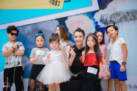 Hồng Quế nhí nhảnh làm giám khảo chấm điểm các mẫu nhí