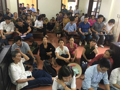 Xét xử bác sĩ Hoàng Công Lương: Người nhà đứng ngồi la liệt, đòi 'xử' ông Trương Quý Dương