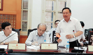 Khách Trung Quốc mặc áo in lưỡi bò: 'Không để sự cố nhỏ ảnh hưởng đại cục'