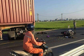 Va chạm với xe đầu kéo, hai vợ chồng chết thảm