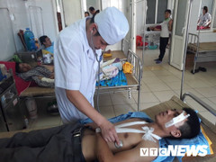 Nhân viên tàu SE19: 'Cả toa tàu chao đảo đổ xuống, tỉnh dậy tôi thấy đã bị văng ra khỏi tàu'