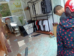 Nghi vấn côn đồ nổ súng vào cửa hàng thời trang tại Thanh Hoá