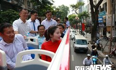 Du khách hào hứng trải nghiệm Hà Nội bằng xe buýt 2 tầng mui trần
