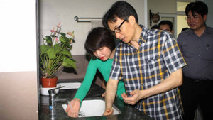 Nhà vệ sinh trường học: 'Chuyện nhỏ' nhưng là nỗi sợ của học sinh