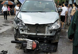 Tông trực diện vào ô tô, nam thanh niên bị hất văng chết tại chỗ