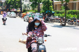 Áp thấp nhiệt đới sắp thành bão, miền Bắc oi nóng trước đợt mưa dông kéo dài