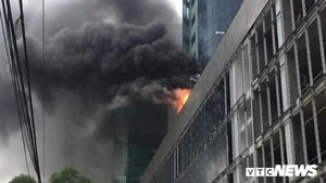 Cháy lớn tại toà nhà đang xây ở Hà Nội, khói đen giăng kín trời