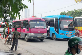 Xe khách vô tư vi phạm, lực lượng chức năng ở Hà Nội bất lực đứng nhìn